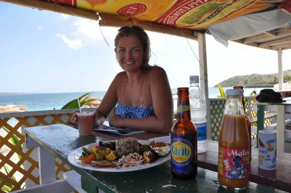 Almoço caribenho na praia de Cockleshell Bay, em St. Kitts, no Caribe